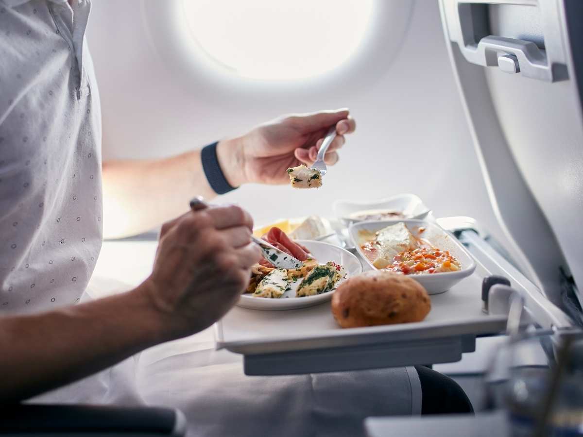 uomo mangia in aereo