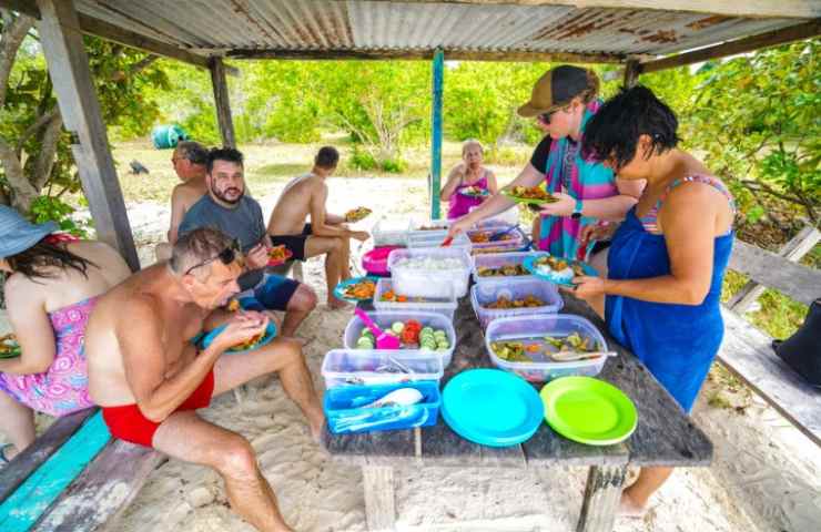 persone che usano contenitori plastica spiaggia