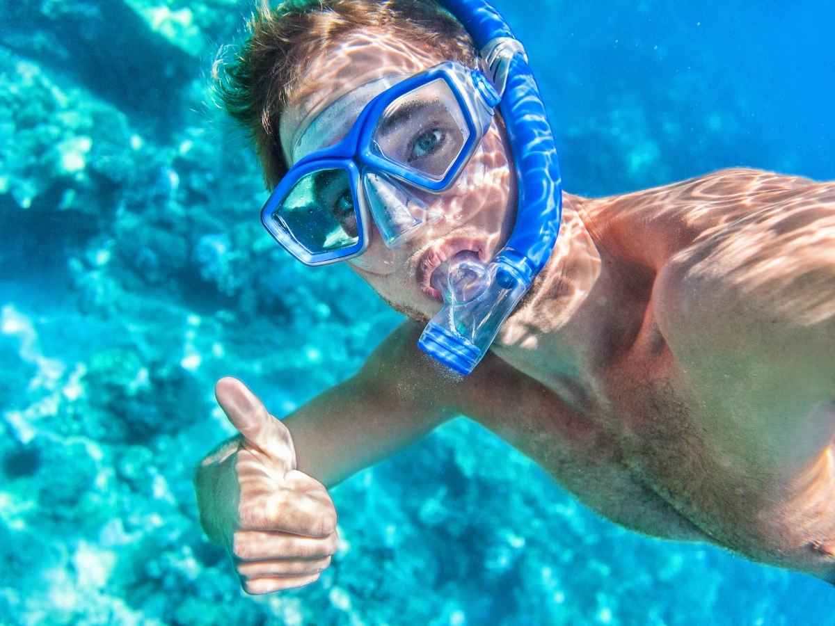 uomo in mare con maschera