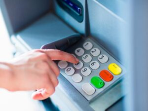 uomo preleva soldi atm
