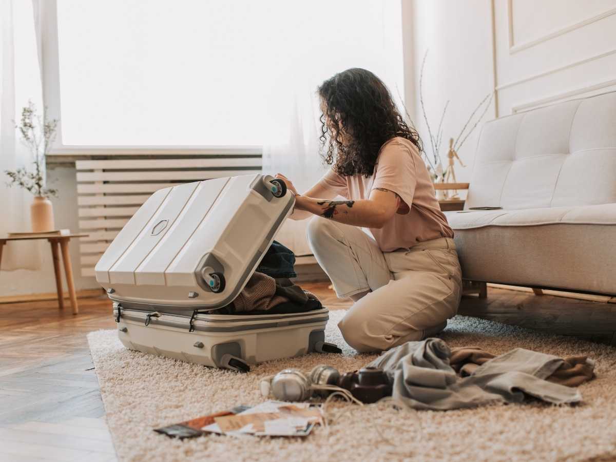 donna che prepara valigia