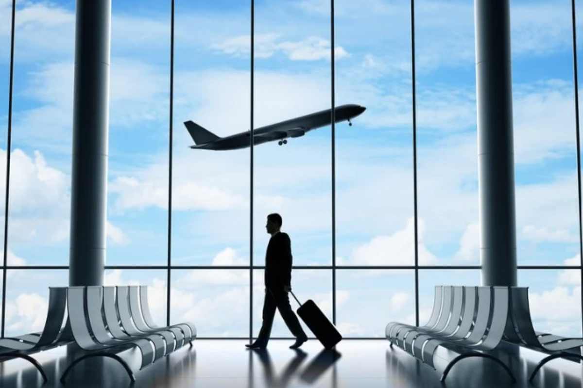 uomo in aeroporto
