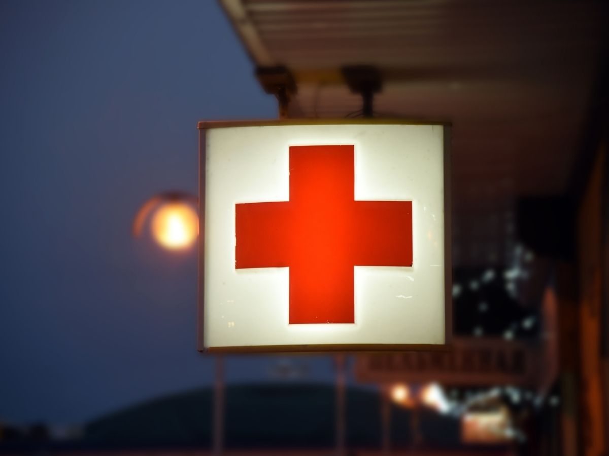 insegna luminosa del pronto soccorso, croce rossa su led bianco