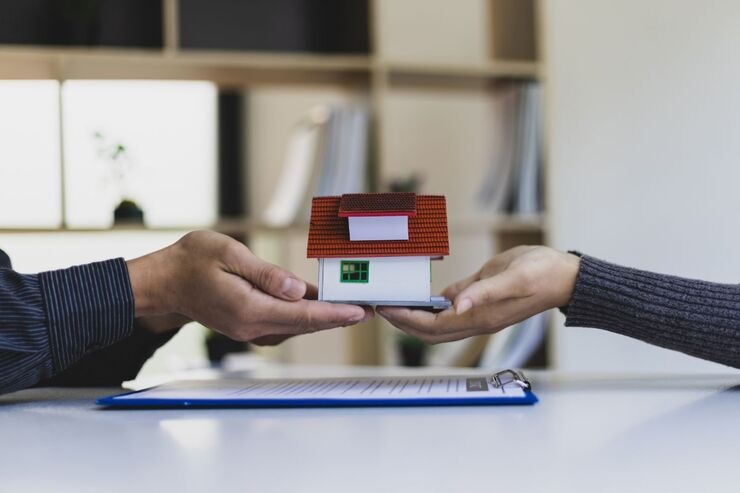 Passaggio di casetta riproduzione fra due mani