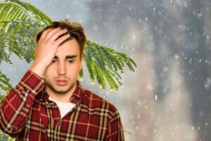 uomo triste e pioggia