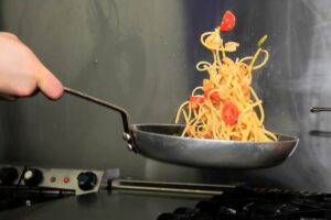 saltare spaghetti e pomodoro in padella