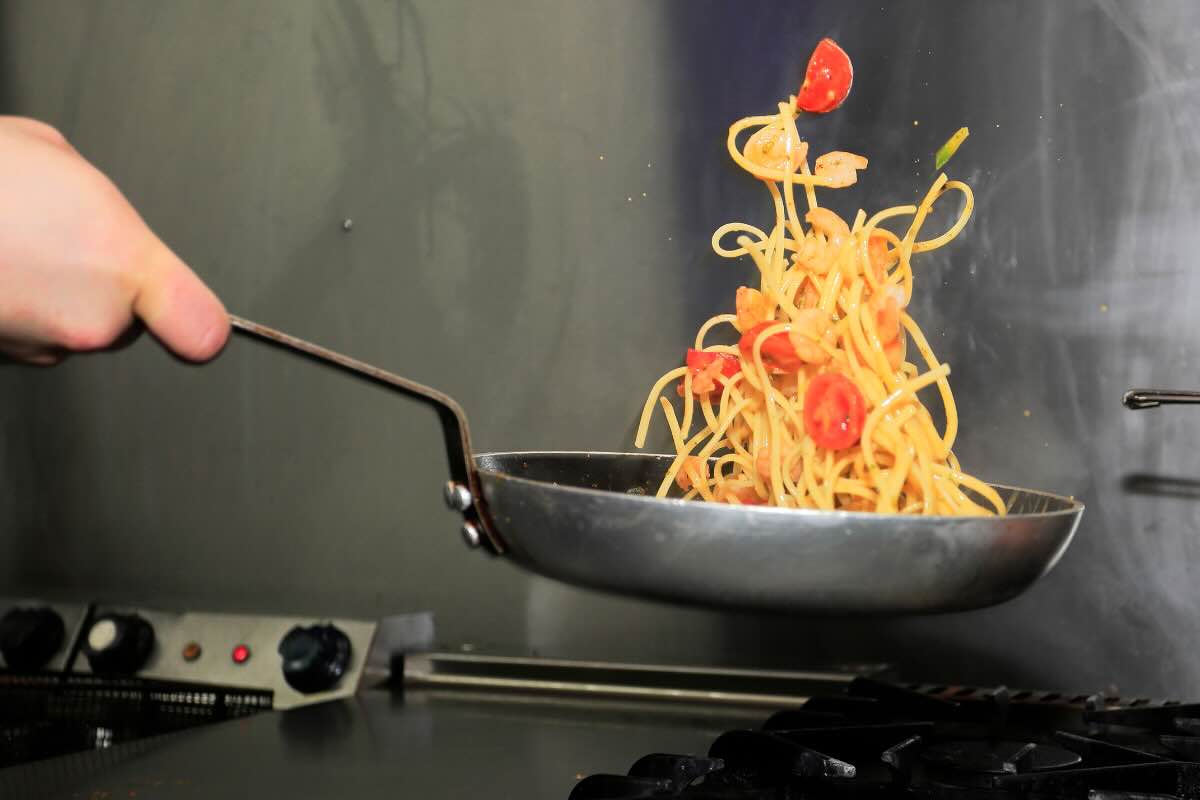 saltare spaghetti e pomodoro in padella 