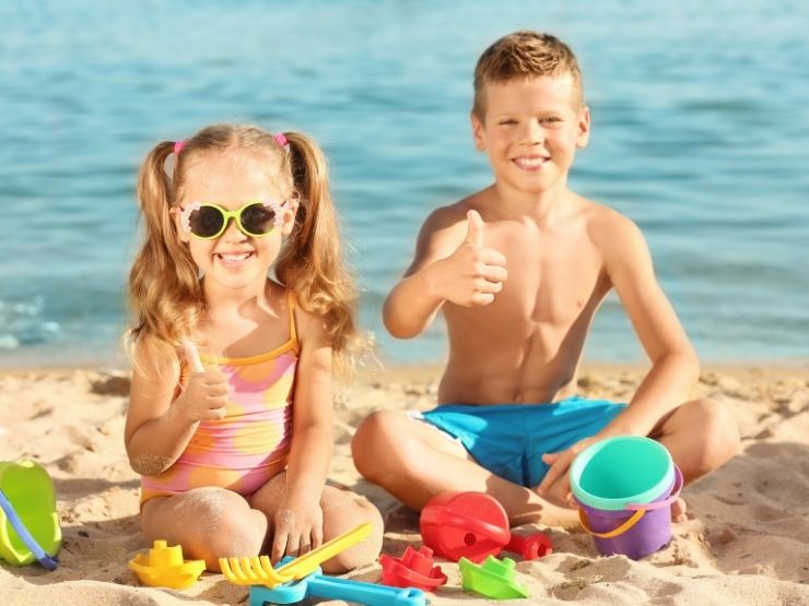 bambini giocano al mare