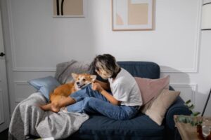 donna sul divano con il cane