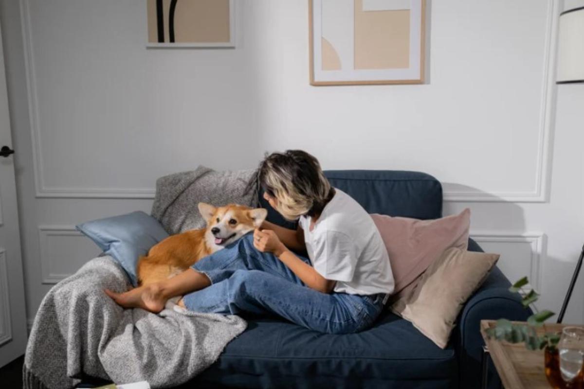 donna sul divano con il cane