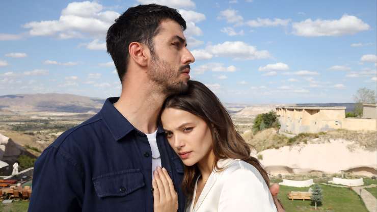 un ragazzo e una ragazza abbracciati