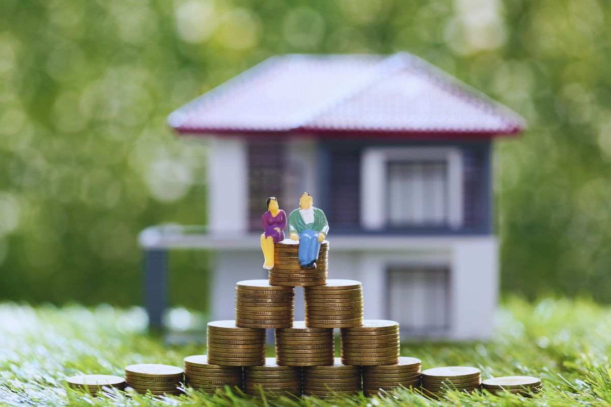 casa dietro e monete con due personaggi