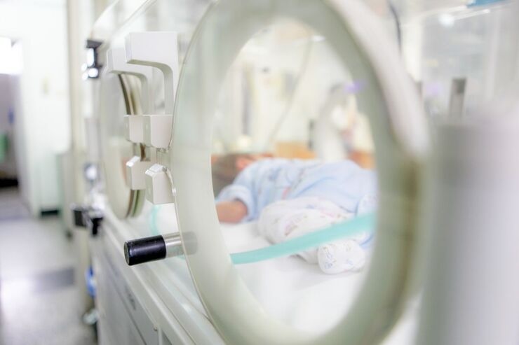 Neonato in incubatrice