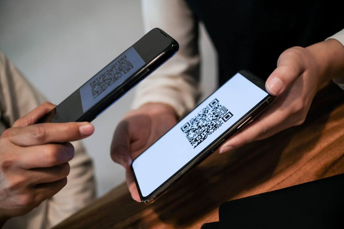 Due smartphone con QR code