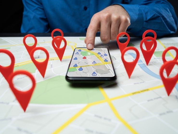 uomo che usa google maps su smartphone