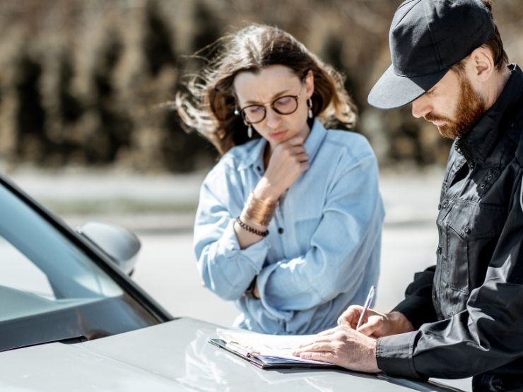donna in strada con poliziotto