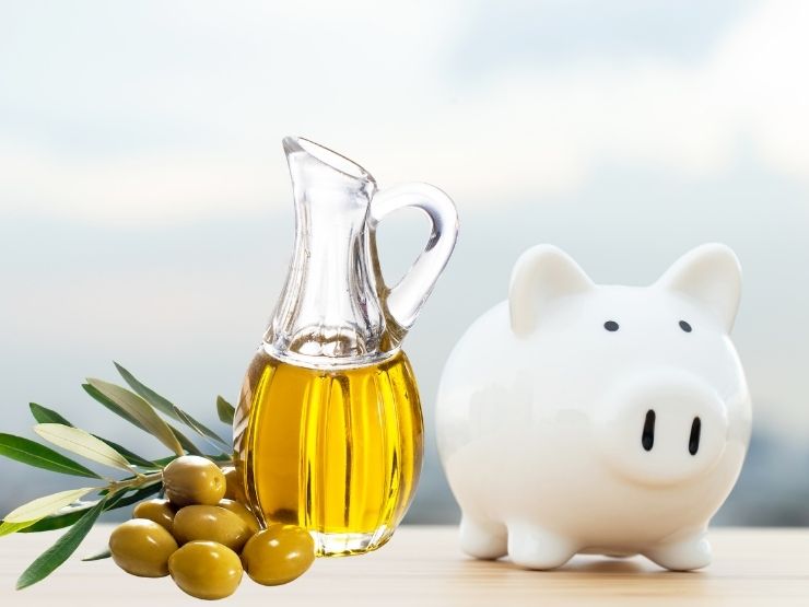 bottiglia di olio e salvadanaio 