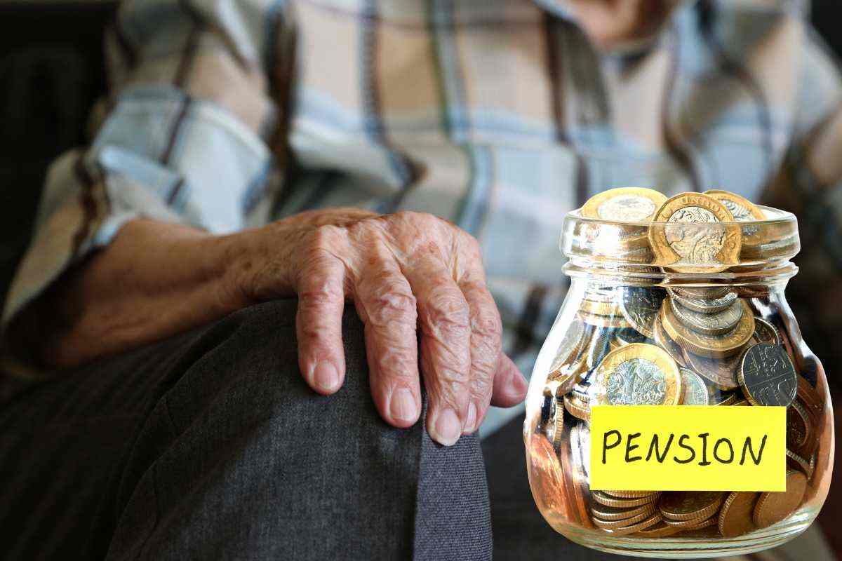 mani persona anziana a e salvadanaio