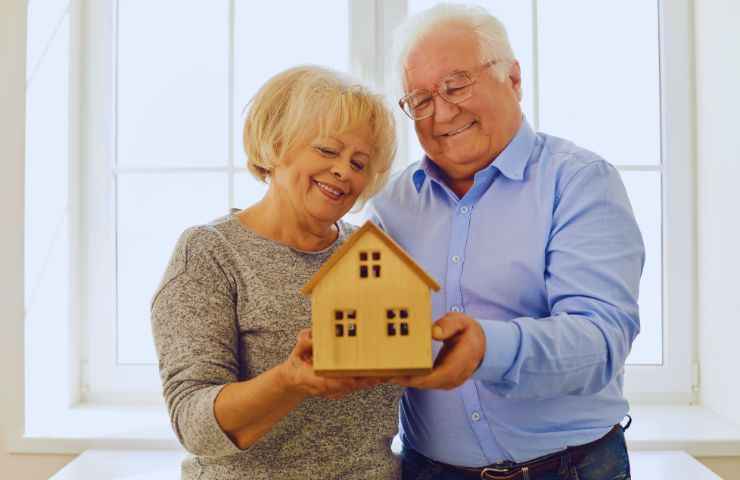 due anziani con una casa