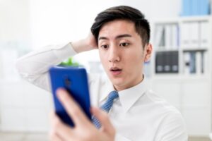 Ragazzo sconvolto al telefono