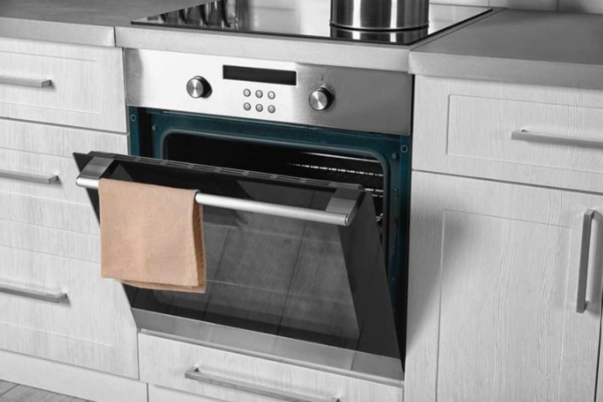 forno con sportello aperto