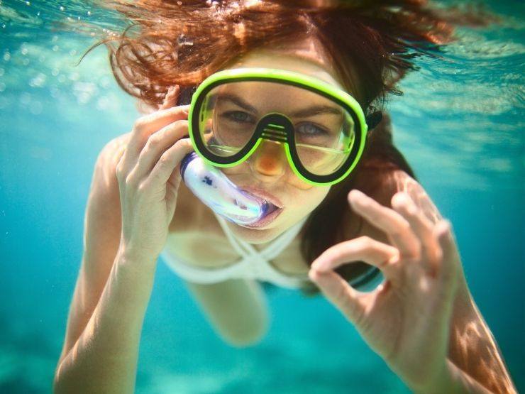 donna che fa snorkeling