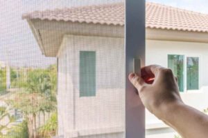 Persona chiude la zanzariera
