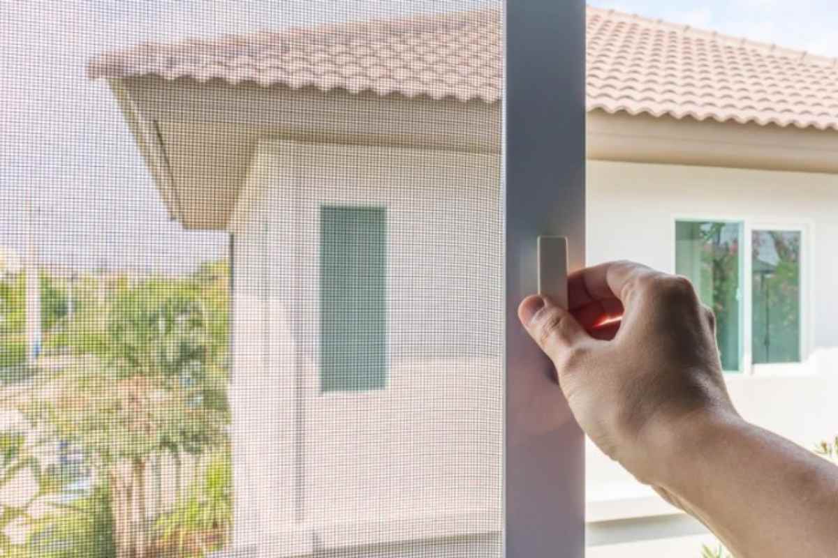 Persona chiude la zanzariera
