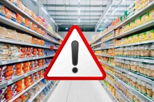scaffali supermercato e segnale pericolo