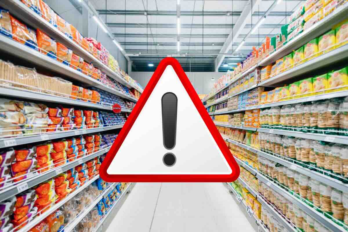 scaffali supermercato e segnale pericolo