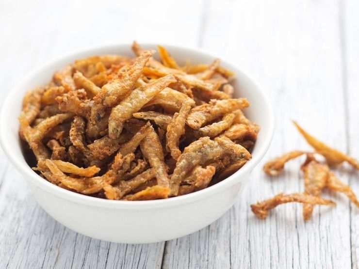 ciotola colma di pesce fritto croccante