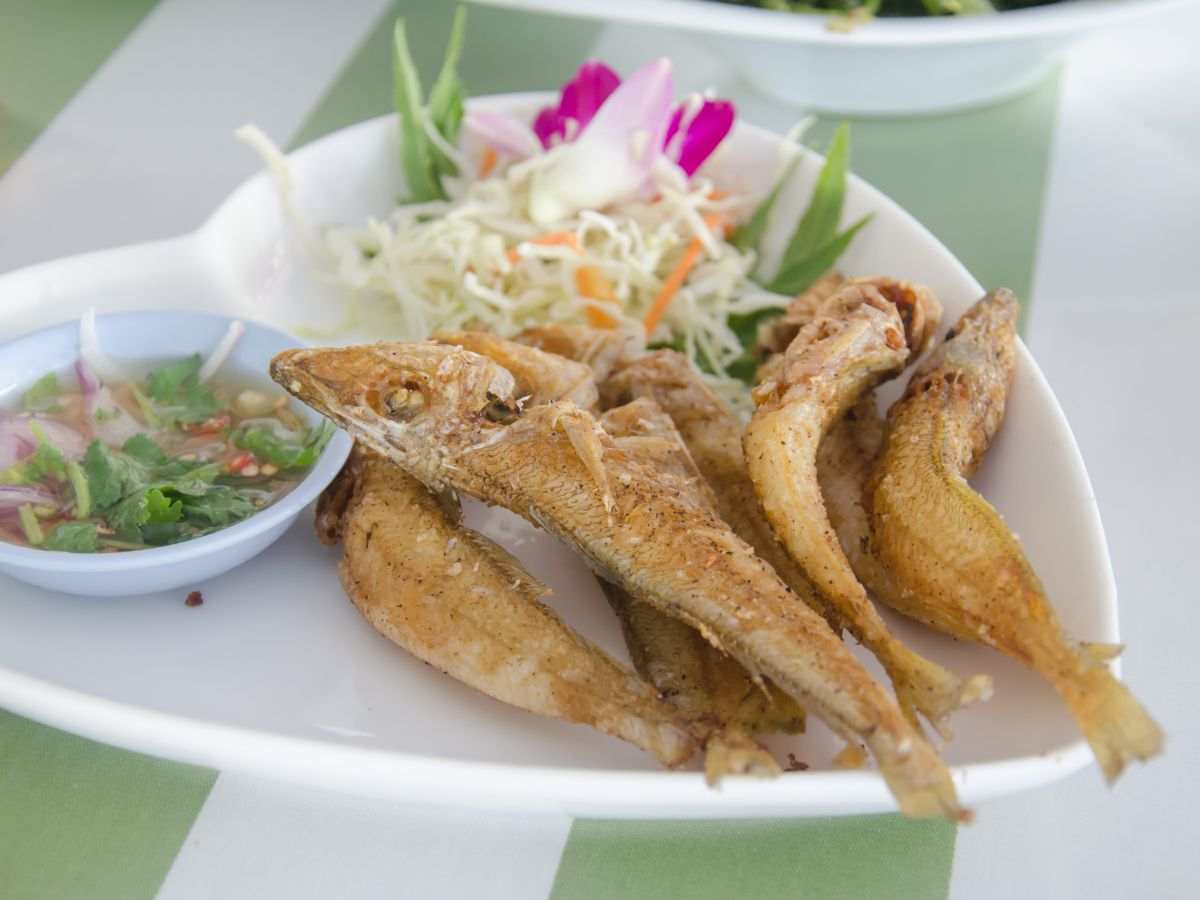 piatto con pesce fritto e contorno