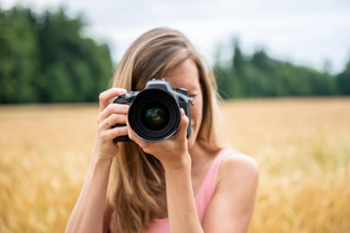 Donna con macchina fotografica fa le foto