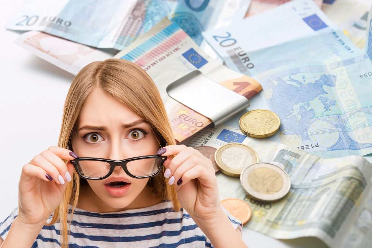 soldi e ragazza che guarda
