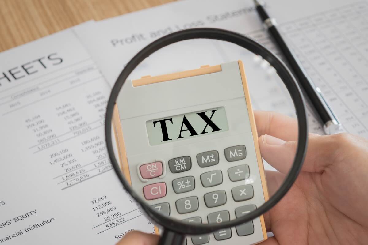 calcolatrice con scritta tax