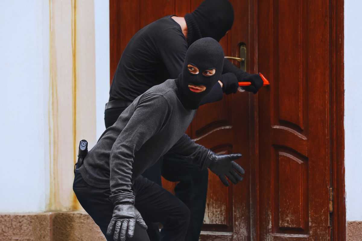 ladri escono di casa