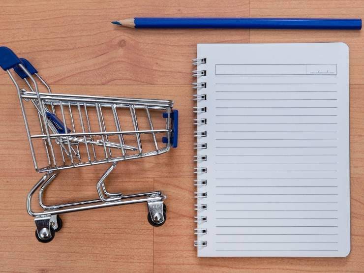 carrello spesa e block notes con matita