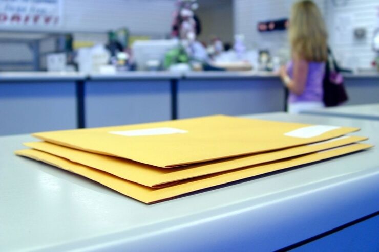 Buste gialle nell'Ufficio Postale