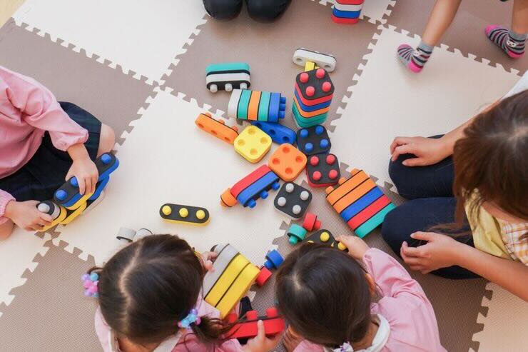 Bambini giocano sul tappeto