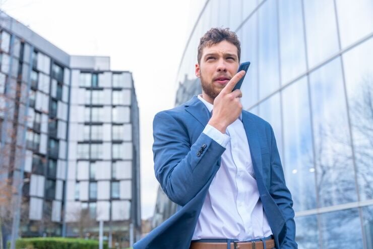 Uomo registra audio con smartphone 
