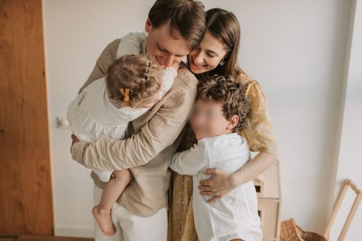 Famiglia che si abbraccia, papà, mamma e due figli