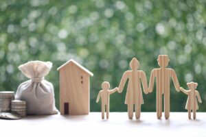 Omini in legno, mamma, papa e figli, casetta, sacchetto in iuta