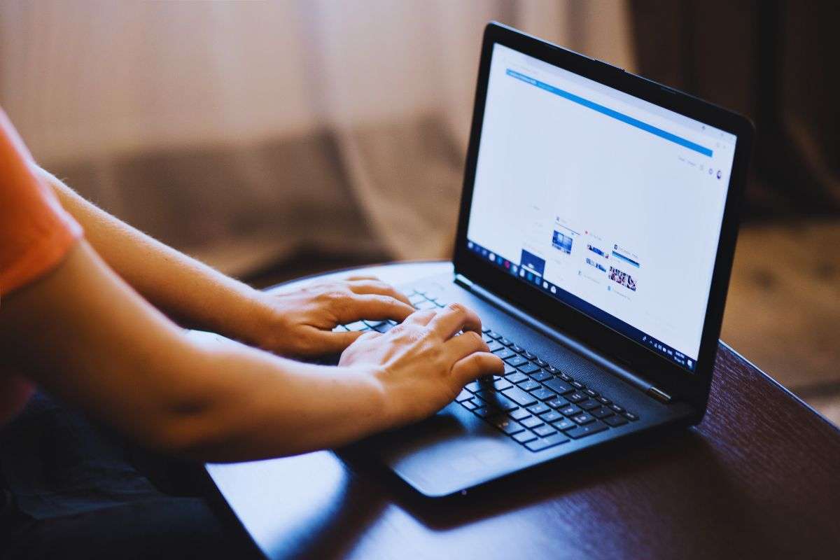 mani sul computer