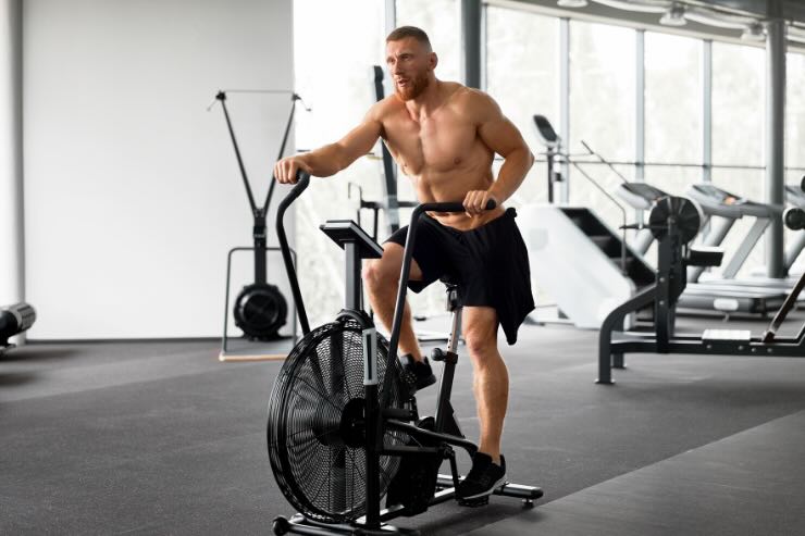 uomo in palestra 