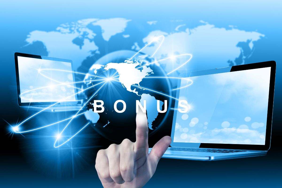Rappresentazione astratta delle connessione a internet con una mano che clicca la scritta bonus