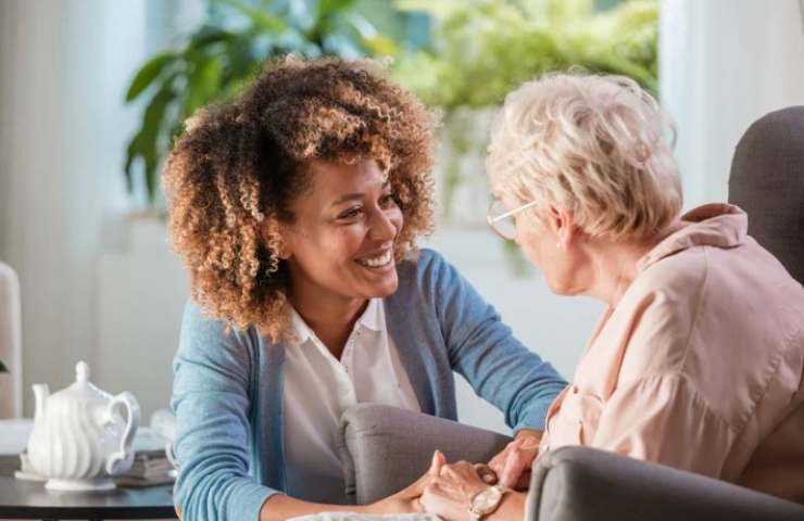 donna assiste una signora anziana