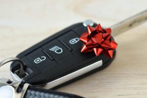 chiave auto con coccarda rossa