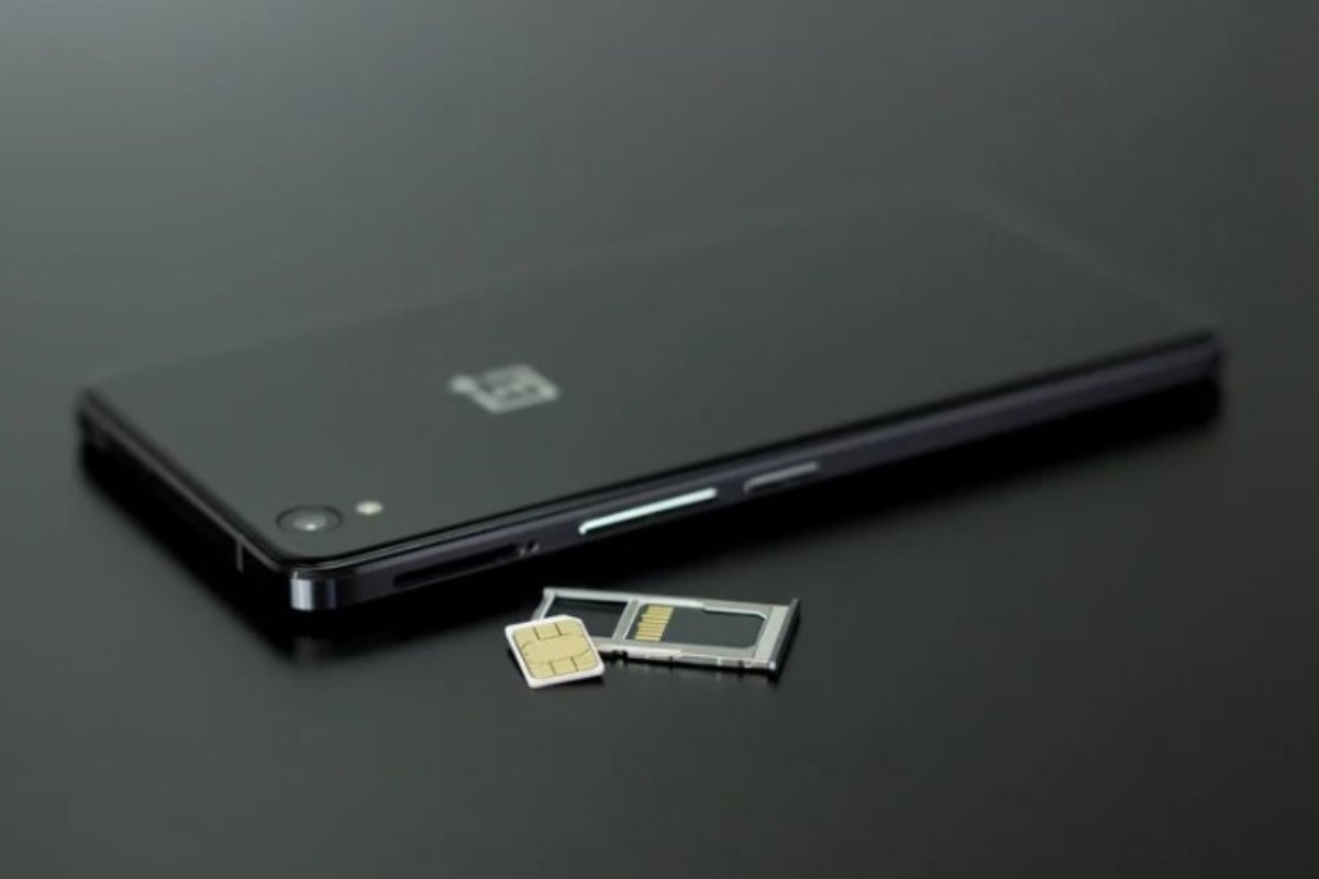 Cellulare con lo slot della sim smontato e una sim 