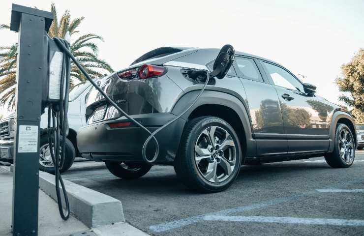 Auto elettrica fa rifornimento alla colonnina