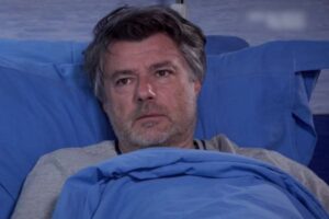 Michele a letto in una scena di Upas